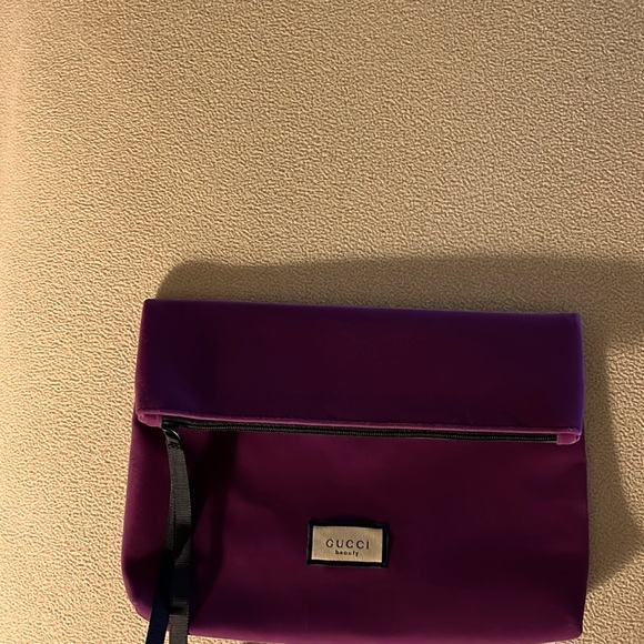 Gucci plum color cosmetic/toiletry case zip top New - Picture 2 of 3